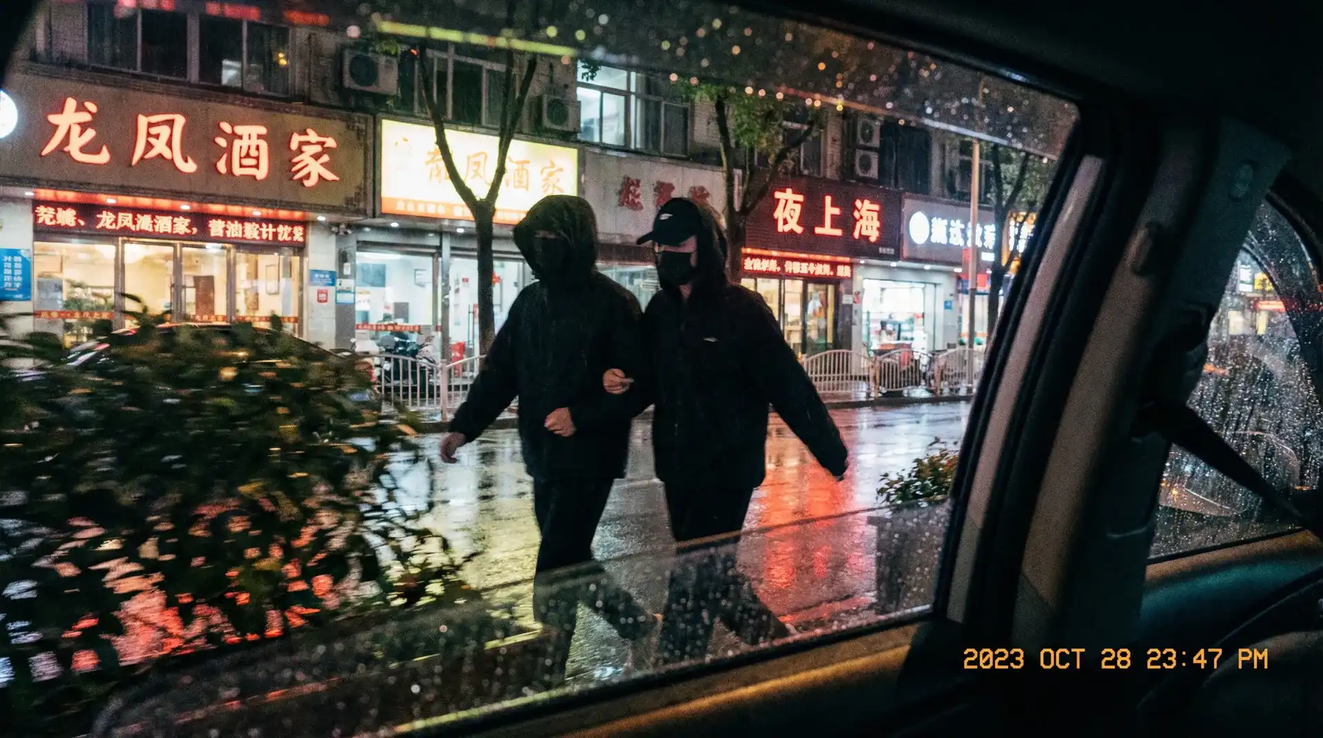 腾龙娱乐app - 顶流明星深夜密会现场抓拍照片